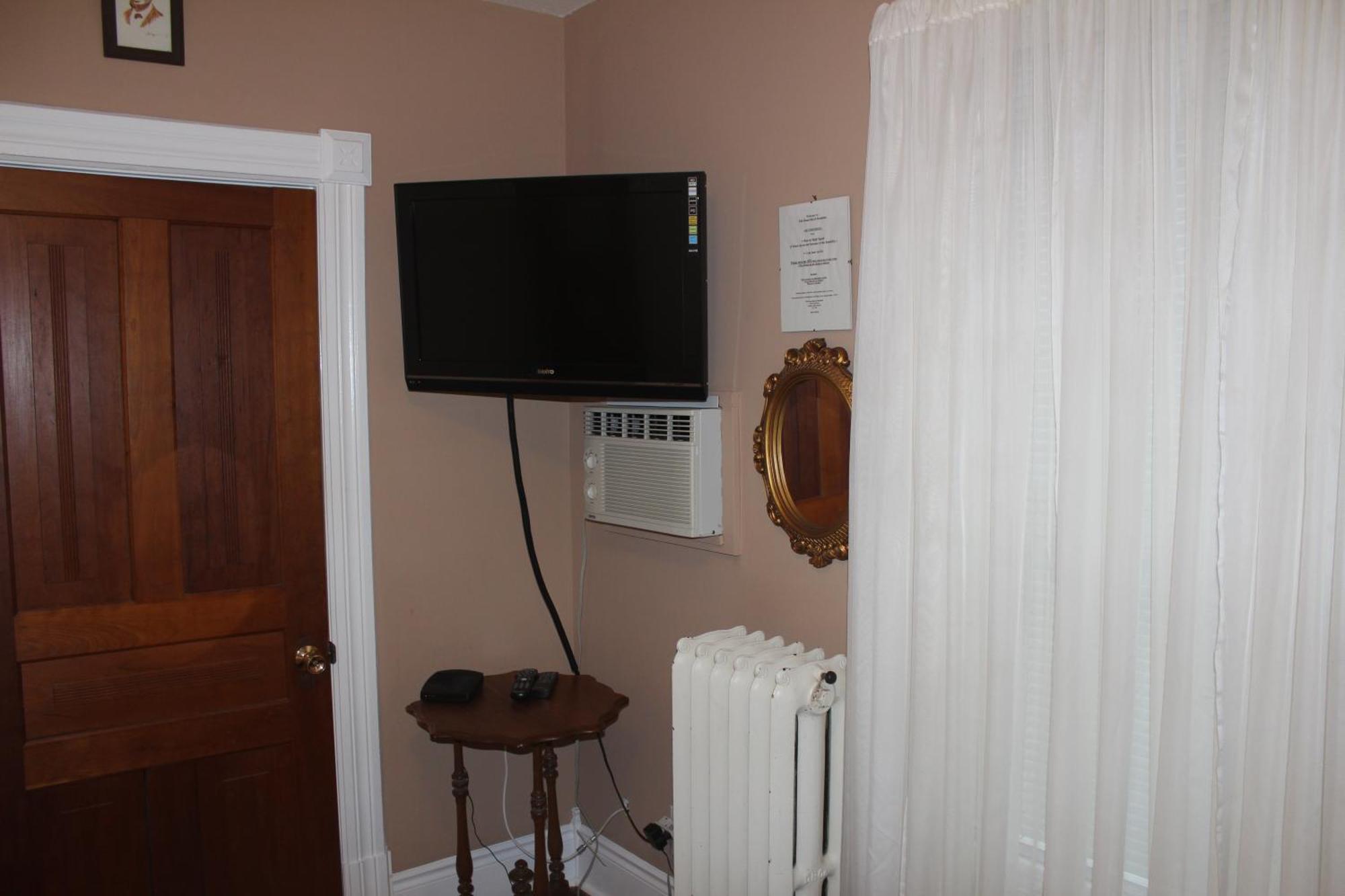 Bed & Breakfast Ellis House 2*